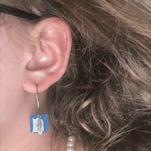💙Créoles argentées avec pendentif résine bleue & plume argentée – Réf. 420 