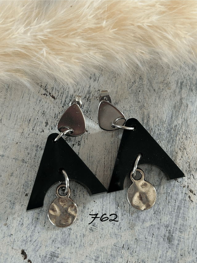 🖤Boucles d’oreilles graphiques – résine noire & breloque argentée - Réf. 762