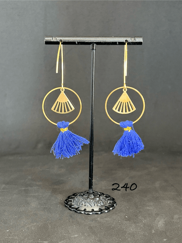 💙Boucles d’oreilles dorées & pompon bleu - Réf. 240