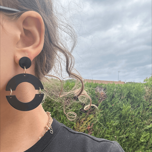 🖤Boucles d’oreilles noires en résine – Réf. 753