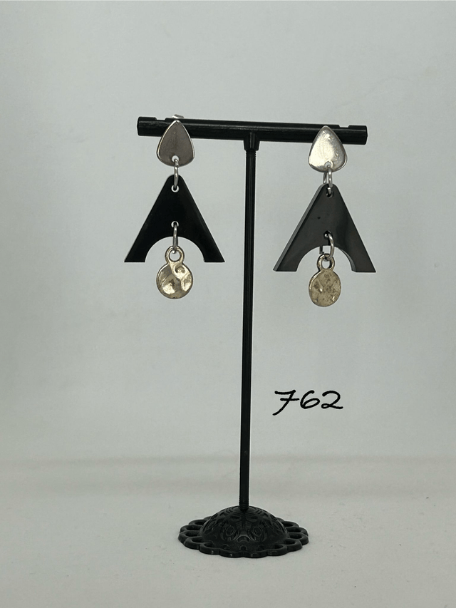 🖤Boucles d’oreilles graphiques – résine noire & breloque argentée - Réf. 762