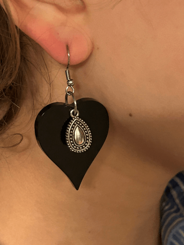 🖤Boucles d’oreilles en résine noire avec breloques argentées – Réf. 754