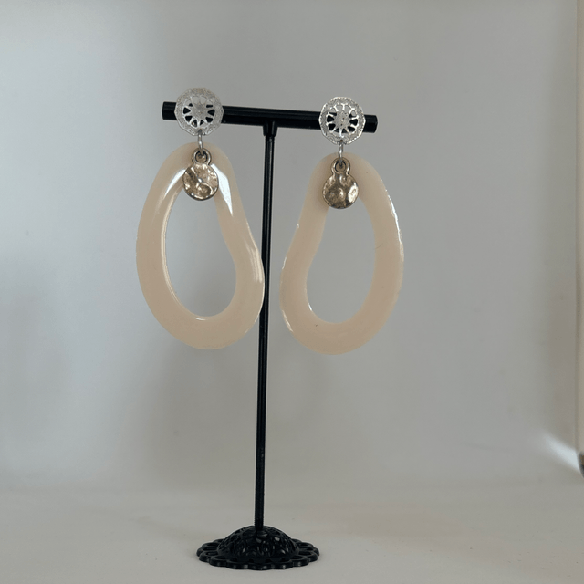  🤍Boucles d'Oreilles Elégantes  Argentées et Résine Beige  – Réf. 652