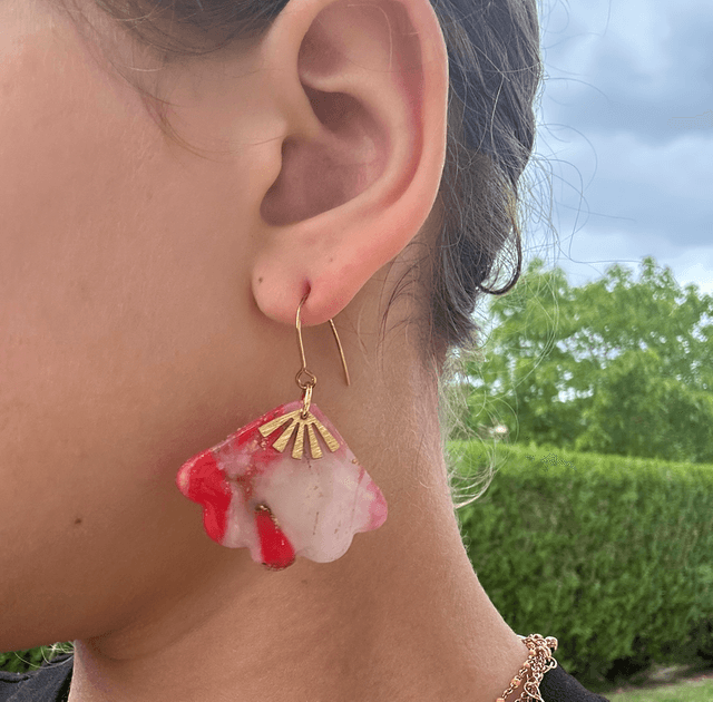 🌈Boucles d’oreilles pétales rouges – pâte polymère & touches dorées - Réf. 758