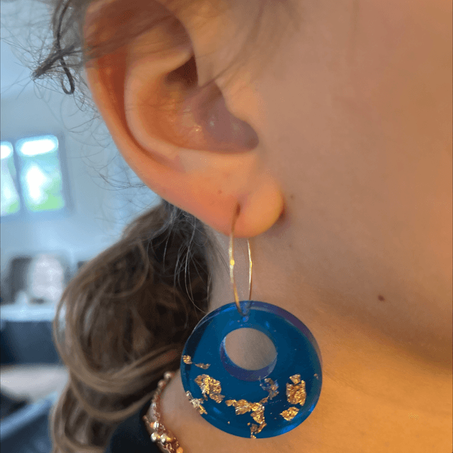 💙Créoles dorées & pendentifs résine bleu lagon – Réf. 642