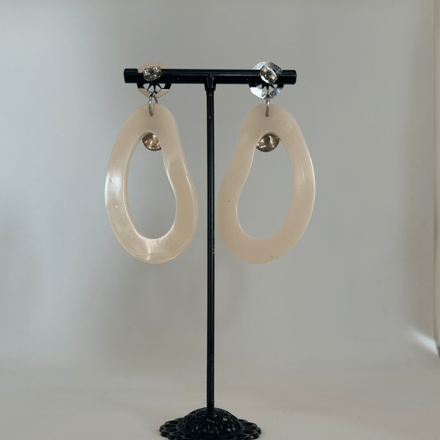  🤍Boucles d'Oreilles Elégantes  Argentées et Résine Beige  – Réf. 652