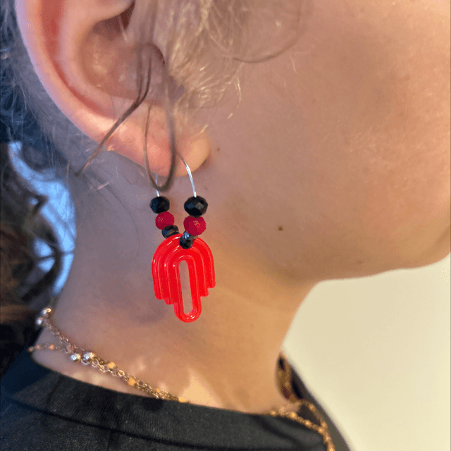 ❤️Créoles argentées, résine époxy rouge et perles n°610
