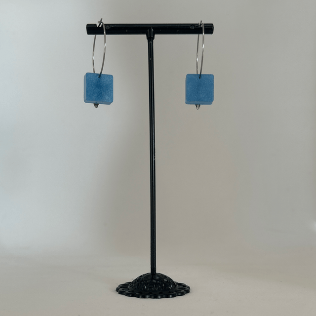 💙Créoles argentées avec pendentif résine bleue & plume argentée – Réf. 420 
