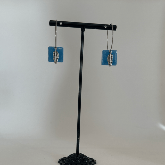 💙Créoles argentées avec pendentif résine bleue & plume argentée – Réf. 420 