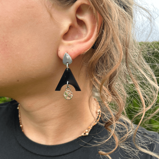 🖤Boucles d’oreilles graphiques – résine noire & breloque argentée - Réf. 762