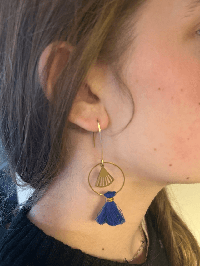 💙Boucles d’oreilles dorées & pompon bleu - Réf. 240