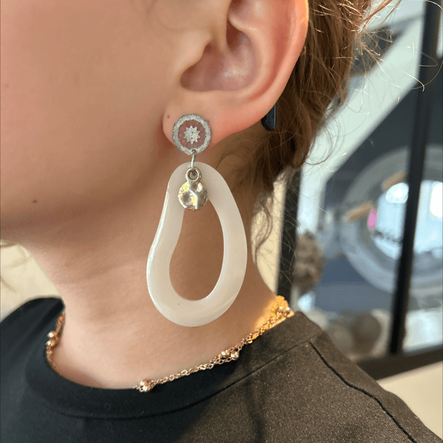  🤍Boucles d'Oreilles Elégantes  Argentées et Résine Beige  – Réf. 652