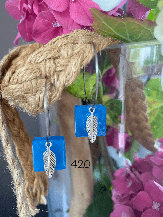 💙Créoles argentées avec pendentif résine bleue &amp; plume argentée – Réf. 420 