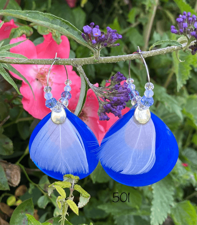 Créoles Résine Époxy Bleue &amp; Plume Blanche Naturelle - Réf 501