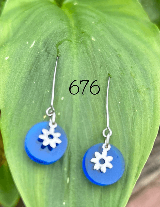 💙 Boucles d&#039;Oreilles Bleues Pop &amp; Petite Fleur – Réf. 676