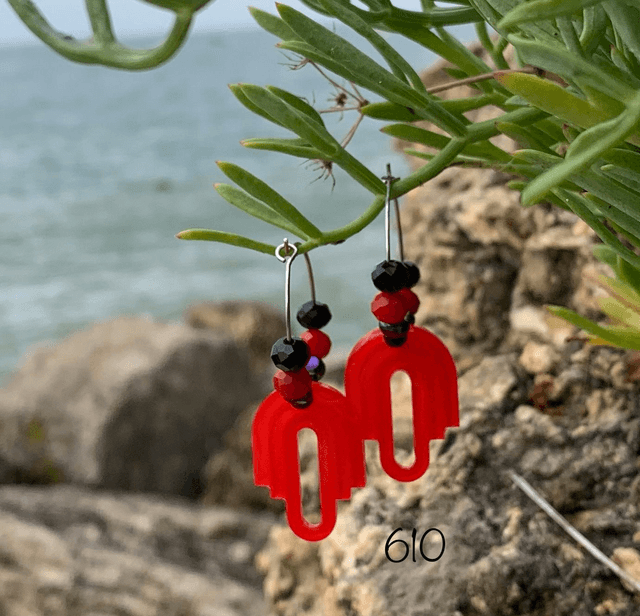 ❤️Créoles argentées, résine époxy rouge et perles n°610